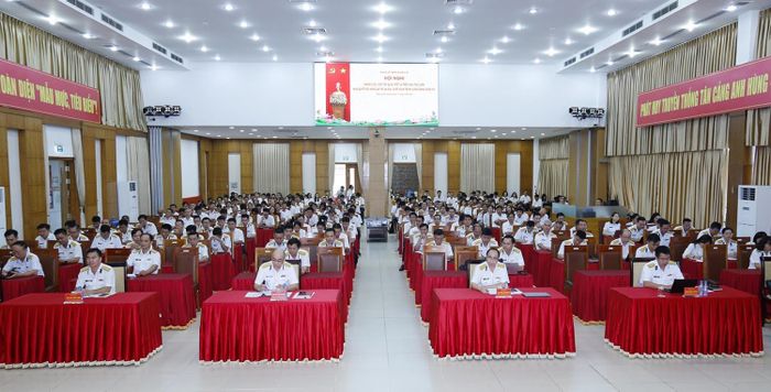 Các đại biểu nghe quán triệt các chuyên đề.