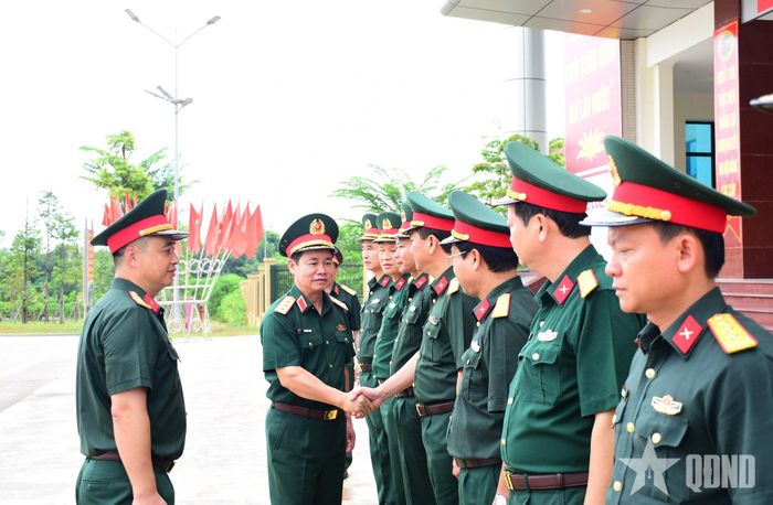 Chỉ huy Bộ CHQS tỉnh Phú Thọ tiếp đón Thượng tướng Đỗ Xuân Tụng.