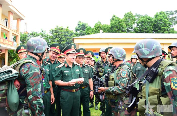 Thượng tướng Đỗ Xuân Tụng kiểm tra luyện tập phương án sẵn sàng chiến đấu của Đại đội Trinh sát cơ giới 1 (Bộ CHQS tỉnh Phú Thọ).