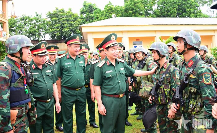 Thượng tướng Đỗ Xuân Tụng động viên bộ đội tham gia luyện tập phương án sẵn sàng chiến đấu.