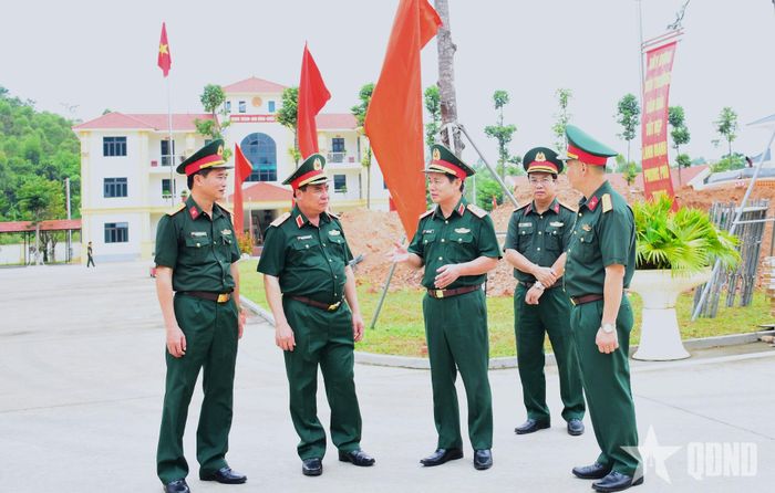 Thượng tướng Đỗ Xuân Tụng nắm tình hình thực hiện nhiệm vụ của đơn vị.