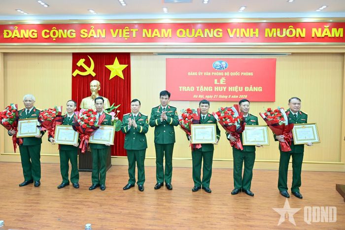 Gắn Huy hiệu và trao bằng chứng nhận 35 năm, 30 năm tuổi Đảng tặng các đồng chí đảng viên thuộc Đảng bộ Văn phòng Bộ Quốc phòng.