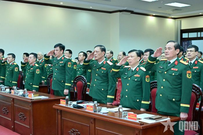 Các đại biểu thực hiện nghi thức chào cờ.
