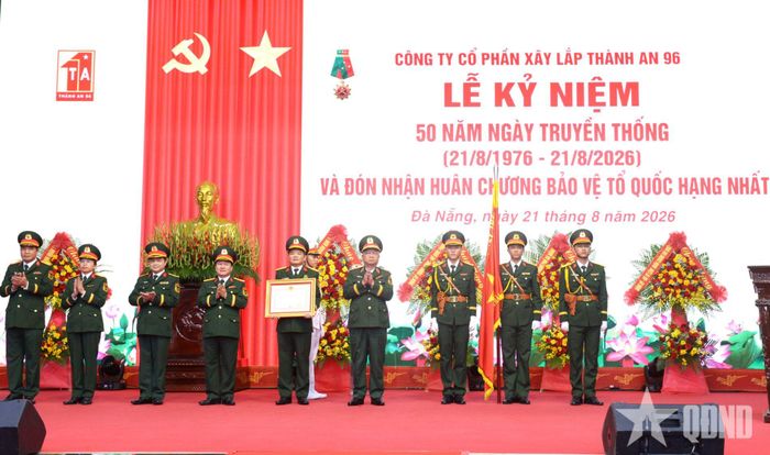  Thừa ủy quyền của Chủ tịch nước, Thượng tướng Nguyễn Quang Ngọc trao Huân chương Bảo vệ Tổ quốc hạng Nhất tặng Công ty Cổ phần Xây lắp Thành An 96.  