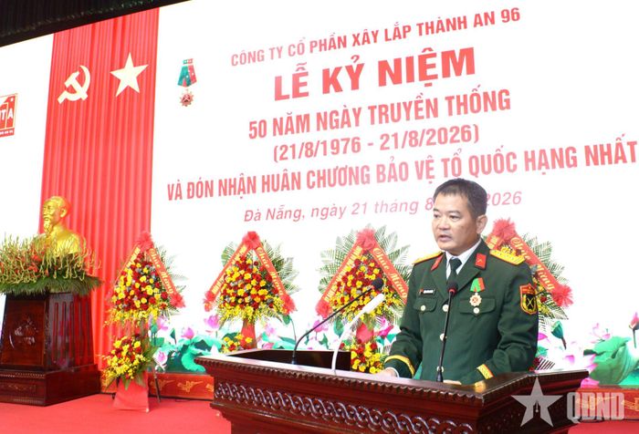  Thượng tá Đặng Đình Khiêm, Giám đốc Công ty Cổ phần Xây lắp Thành An 96 trình bày diễn văn ôn lại lịch sử truyền thống của Công ty.  