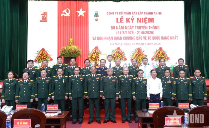  Thượng tướng Nguyễn Quang Ngọc và các đại biểu chụp ảnh lưu niệm.  