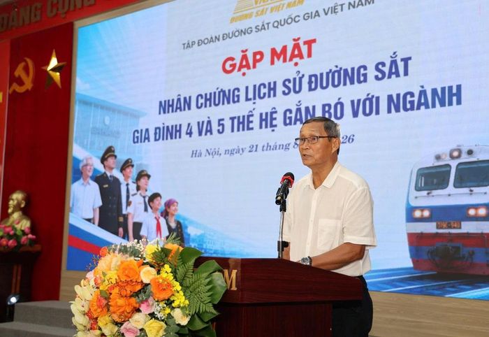 Huấn luyện viên Mai Đức Chung phát biểu tại buổi gặp mặt. Ảnh: NHẬT MINH