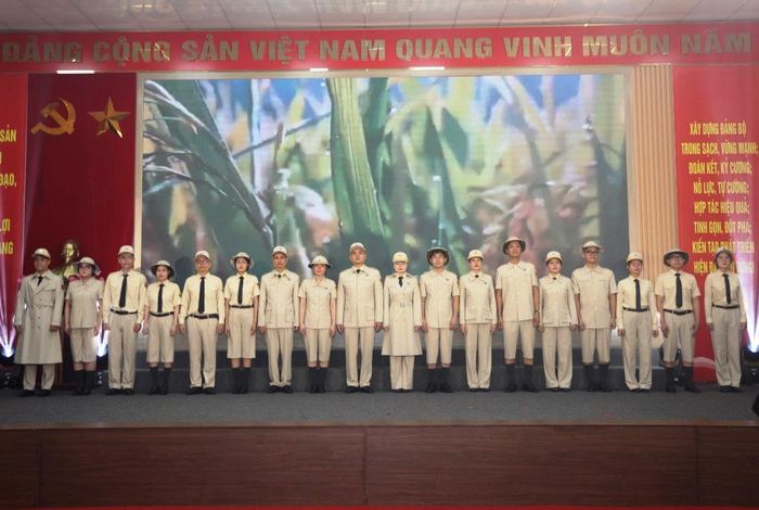  Trang phục nhân viên Hỏa xa theo Sắc lệnh 109 năm 1946 của Chủ tịch Chính phủ Việt Nam Dân chủ Cộng hòa được ngành đường sắt phục dựng lại. Ảnh: NHẬT MINH 