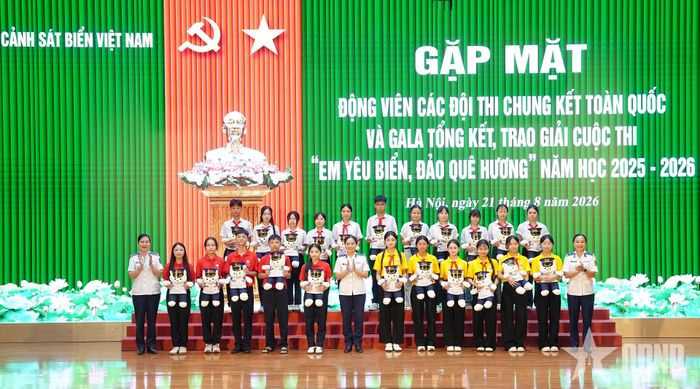  Trao quà tặng các thí sinh tham dự chung kết toàn quốc Cuộc thi “Em yêu biển, đảo quê hương”. 