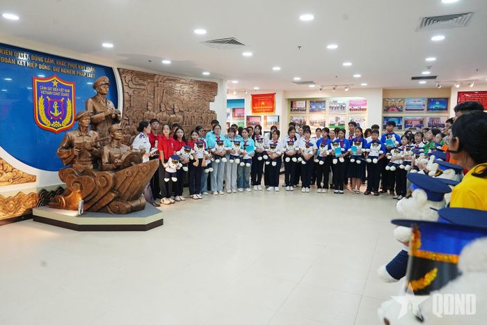 Các thí sinh tham quan Nhà truyền thống Cảnh sát biển Việt Nam. 