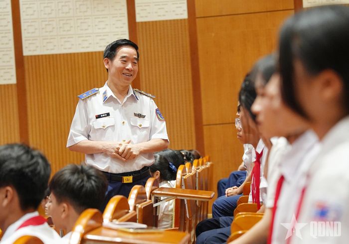 Trung tướng Bùi Quốc Oai trò chuyện và động viên các thí sinh. 