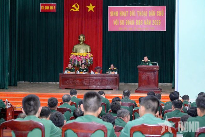 Quang cảnh buổi đối thoại dân chủ tại Sư đoàn 8.  