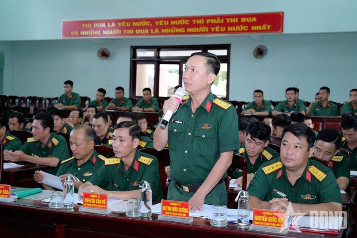 Đại biểu đóng góp ý kiến tại buổi đối thoại dân chủ.  