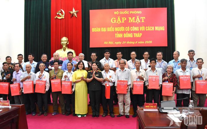  Dịp này, thừa ủy quyền của lãnh đạo Bộ Quốc phòng, thủ trưởng Tổng cục Chính trị, Đại tá Ngô Thị Lệ trao quà của Bộ Quốc phòng tặng các đại biểu người có công với cách mạng tỉnh Đồng Tháp. 