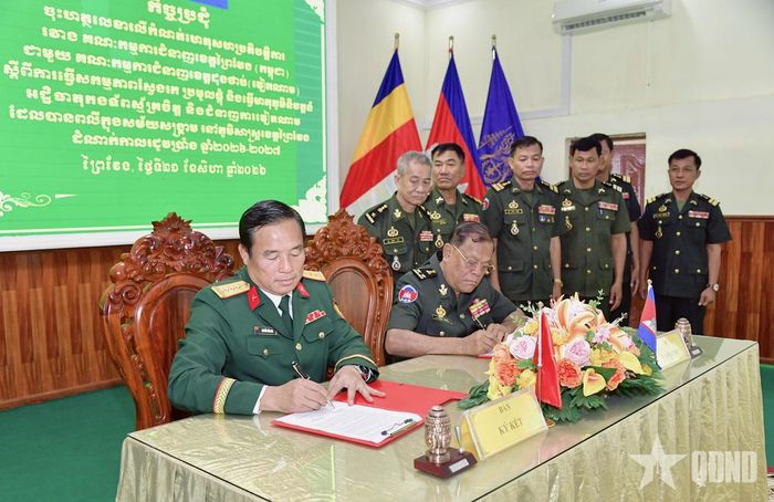  Đại tá Nguyễn Văn Hoa, Chính ủy Bộ CHQS tỉnh Đồng Tháp cùng Trung tướng Mươn Sa Mon, Chỉ huy trưởng Tiểu khu Quân sự tỉnh Prey Veng, Campuchia ký biên bản phối hợp.  
