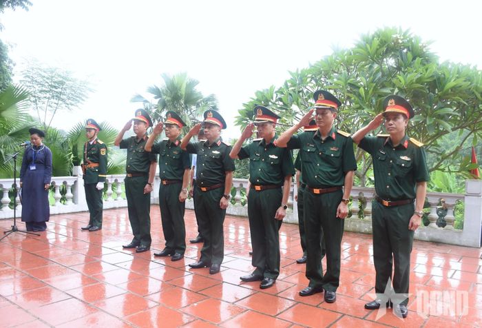 Đoàn công tác dành phút tưởng niệm Đại tướng Nguyễn Chí Thanh, các anh hùng liệt sĩ và các đồng chí lãnh đạo tiền bối của Cơ quan Tổng cục Chính trị.