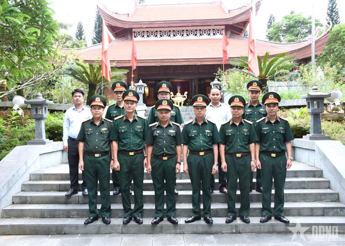 Đoàn công tác cùng các đại biểu chụp ảnh lưu niệm tại Nhà tưởng niệm Chủ tịch Hồ Chí Minh.