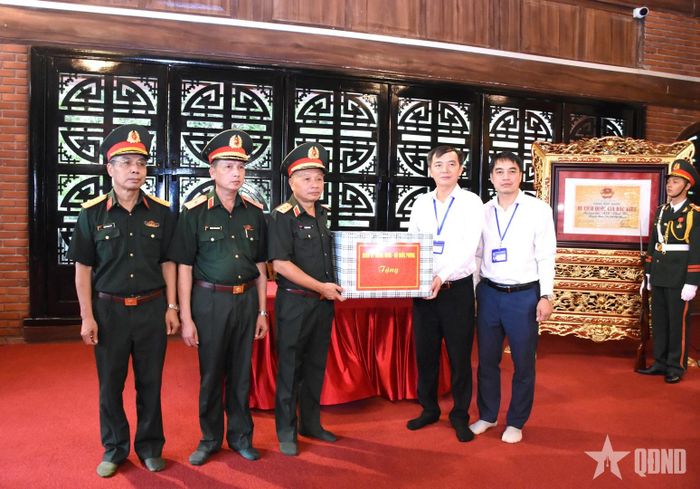  Thượng tướng Lê Quang Minh trao quà của Quân ủy Trung ương - Bộ Quốc phòng tặng đại diện Ban Quản lý Khu di tích Quốc gia đặc biệt ATK Định Hóa.  