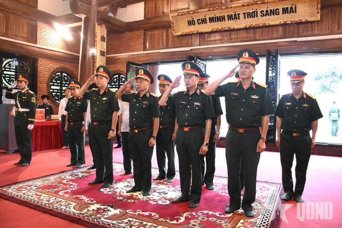  Thượng tướng Lê Quang Minh và thành viên đoàn công tác Quân ủy Trung ương - Bộ Quốc phòng dâng hoa, dâng hương, dành phút tưởng niệm Chủ tịch Hồ Chí Minh tại Khu di tích Quốc gia đặc biệt ATK Định Hóa.  