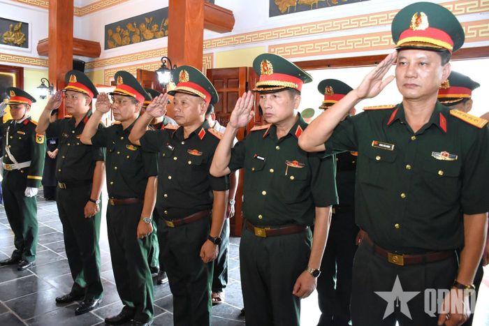  Thượng tướng Lê Quang Minh và thành viên đoàn công tác dâng hương, dành phút tưởng niệm Đại tướng Võ Nguyên Giáp tại Khu di tích lịch sử Đồi Phong tướng.  
