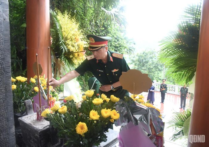  Thiếu tướng Dương Văn Quang, Phó chính ủy Quân khu 1 dâng hương tại Khu di tích Hầm Năm Cửa.