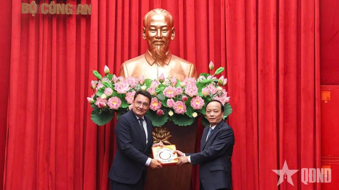  Thượng tướng Đặng Hồng Đức, Ủy viên Trung ương Đảng, Thứ trưởng Bộ Công an tặng quà ông Alexandre Ziegler, Phó chủ tịch phụ trách quốc phòng Tập đoàn Safran (Pháp).  