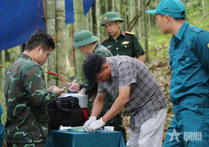 Lực lượng chức năng lấy mẫu để xác định danh tính liệt sĩ. 