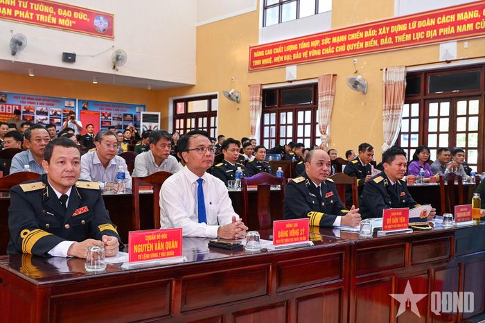 Các đại biểu dự buổi lễ. 
