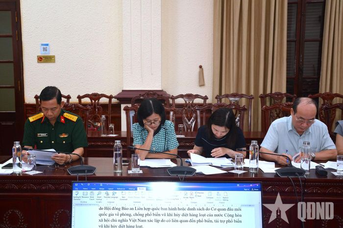 Các đại biểu trao đổi, rà soát thống nhất ngôn ngữ, thể thức, kỹ thuật trình bày dự thảo. 