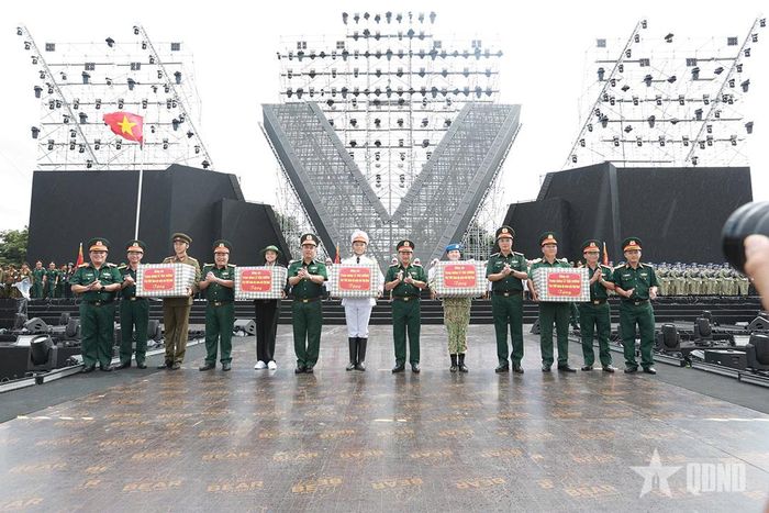 Trung tướng Lê Văn Hướng động viên, tặng quà các lực lượng tham gia chương trình.