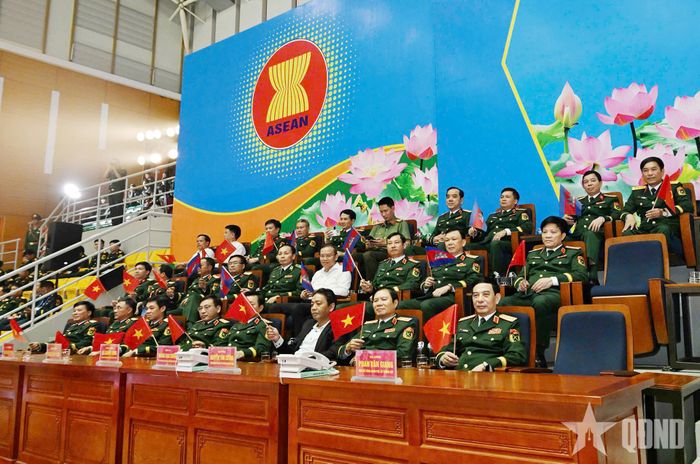 Các đại biểu tham dự lễ khai mạc.