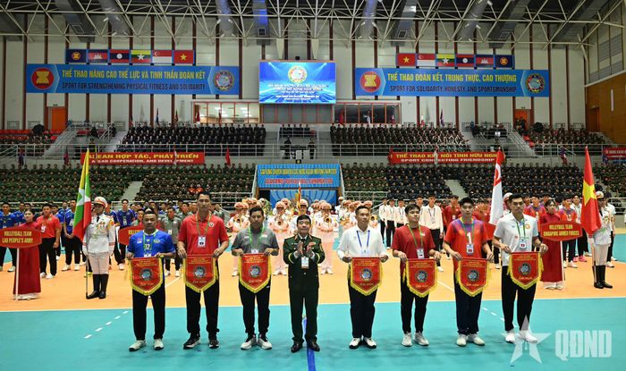 Trung tướng Nguyễn Bá Lực, Phó tổng Tham mưu trưởng, Trưởng ban tổ chức trao cờ lưu niệm tặng đại diện các đội tham dự.