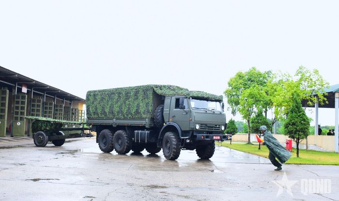 Cơ động xe kéo pháo theo phương án sẵn sàng chiến đấu. 