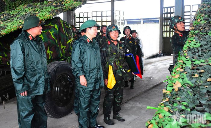 Thượng tướng Đỗ Xuân Tụng kiểm tra luyện tập phương án sẵn sàng chiến đấu của Tiểu đoàn Pháo binh 2 (Lữ đoàn Pháo binh 168). 