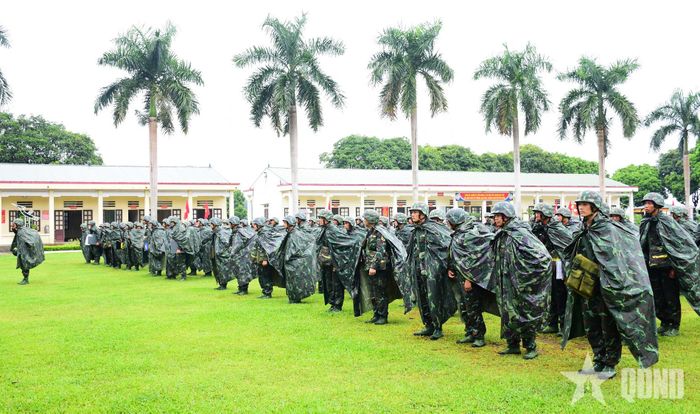 Tiểu đoàn Pháo binh 2 thực hành triển khai phương án sẵn sàng chiến đấu trong điều kiện mưa to. 