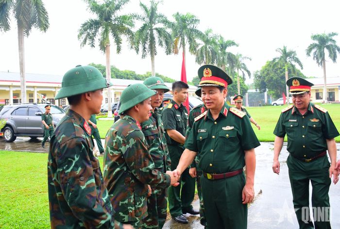 Thượng tướng Đỗ Xuân Tụng động viên bộ đội tham gia luyện tập phương án sẵn sàng chiến đấu. 