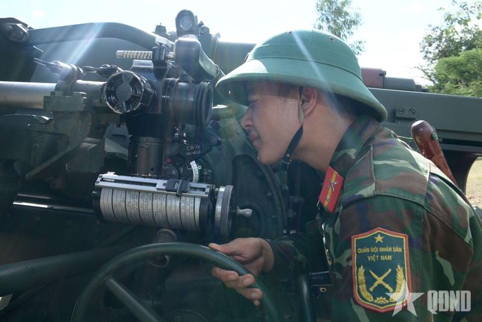Pháo thủ ngắm bắn dưới ánh nắng chói chang của mùa hè.