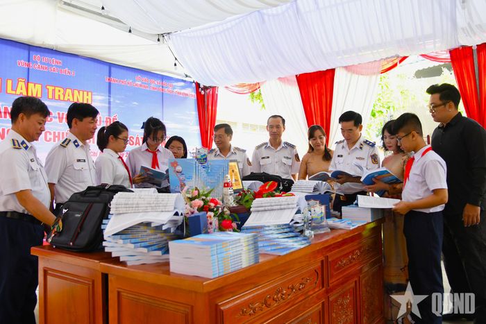 Trung tướng Bùi Quốc Oai, Chính ủy Cảnh sát biển Việt Nam (thứ tư từ bên phải qua) tham quan khu trưng bày sách, báo về biển, đảo trong khuôn khổ hội thi.