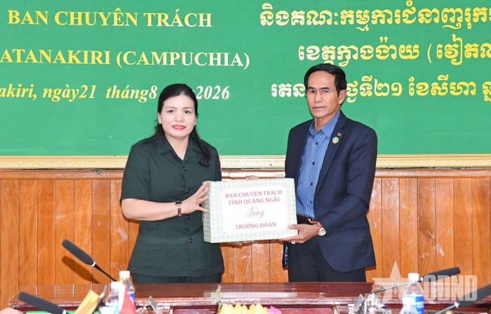  Đồng chí Y Ngọc, Phó chủ tịch Thường trực UBND tỉnh, Trưởng ban Chuyên trách tỉnh Quảng Ngãi trao quà tặng Ban Chuyên trách tỉnh Ratanakiri. 