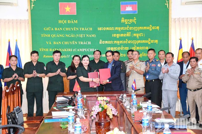  Ban Chuyên trách hai tỉnh Quảng Ngãi và Ratanakiri trao biên bản ký kết hợp tác phối hợp tìm kiếm, quy tập, cất bốc hài cốt liệt sĩ trong mùa khô 2026-2027. 