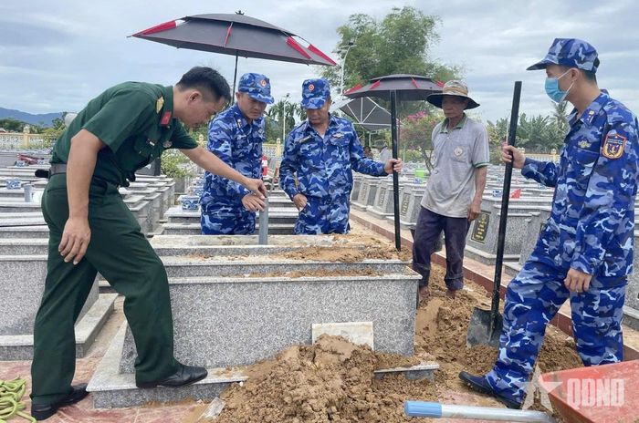 Các lực lượng phối hợp tiến hành lấy mẫu sinh phẩm hài cốt liệt sĩ tại Nghĩa trang liệt sĩ Đại Thắng.