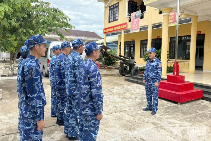 Cán bộ, chiến sĩ Tổ công tác thuộc Bộ tư lệnh Vùng Cảnh sát biển 2 quán triệt nhiệm vụ.
