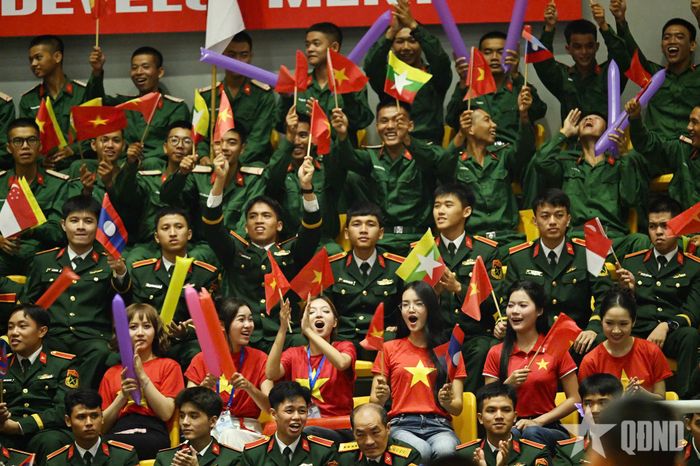  Sức nóng trên khán đài. 