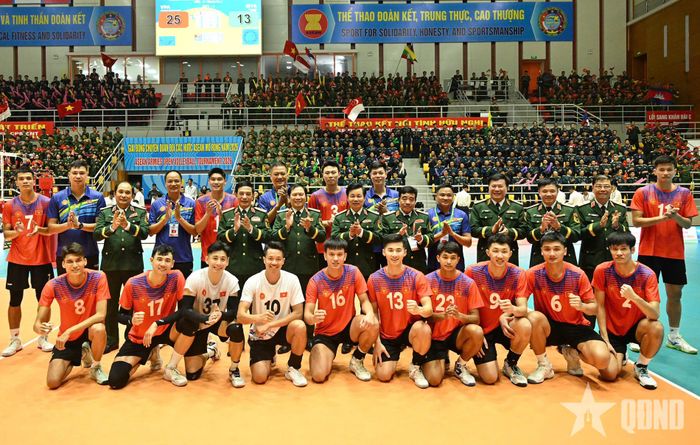 Đại tướng Phan Văn Giang, Ủy viên Bộ Chính trị, Phó thủ tướng Chính phủ, Bộ trưởng Bộ Quốc phòng; Đại tướng Nguyễn Tân Cương, Ủy viên Trung ương Đảng, Ủy viên Thường vụ Quân ủy Trung ương, Tổng Tham mưu trưởng, Thứ trưởng Bộ Quốc phòng và các thủ trưởng chúc mừng chiến thắng của đội tuyển bóng chuyền nam Quân đội nhân dân Việt Nam. 