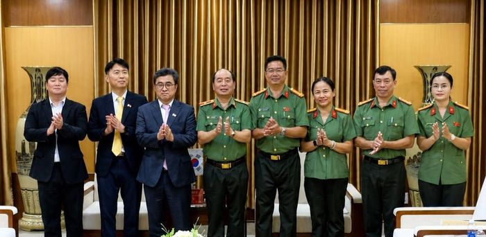 Đoàn Tổng Lãnh sự quán Hàn Quốc tại TP Đà Nẵng chụp ảnh lưu niệm cùng Thiếu tướng Nguyễn Hữu Hợp.