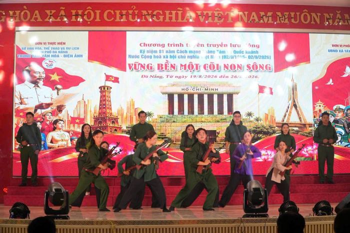 Đêm lưu diễn đầu tiên tại xã Tây Giang.