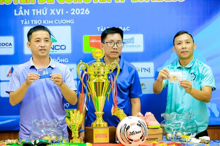 Đại diện các đội bóng bốc thăm chia bảng.
