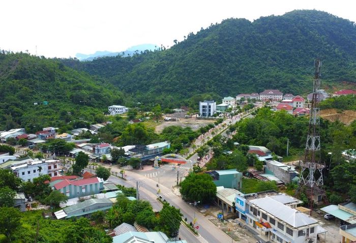 Việc hoàn thiện CCN thôn Hoa giúp Thạnh Mỹ đồng bộ cơ sở hạ tầng, tạo động lực cho địa phương phát triển. Trong ảnh: Trung tâm xã Thạnh Mỹ.