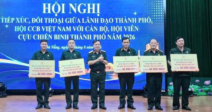 Trung tướng Khuất Việt Dũng trao kinh phí hỗ trợ xây mới 5 căn nhà cho hội viên có hoàn cảnh khó khăn.