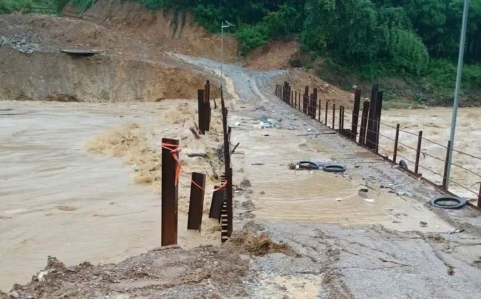 Cầu tạm tại xã Yên Hòa bị cuốn trôi.